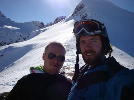 © Simon Welebil Stephan Kondert und FM4 Reporter Simon Welebil vor dem Berggipfel im Selbstporträt